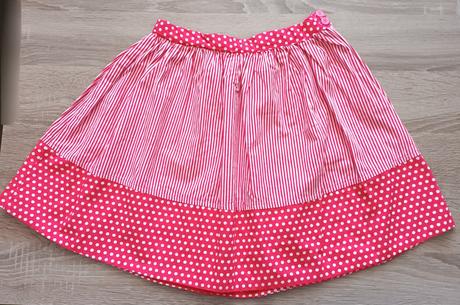 Sukně červená, 122