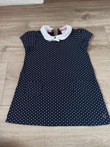 Puntíkaté šaty, 98