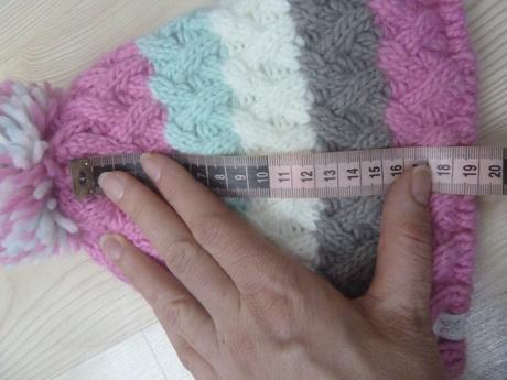 Pruhovaná čepice s bambulkou, 98