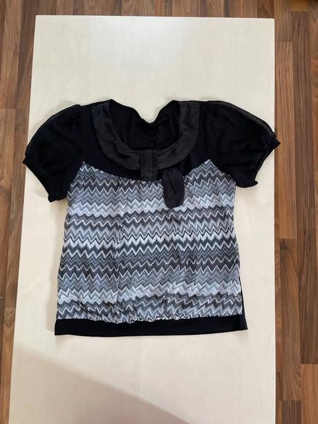 Ćerný top se stuhou u krku, vel neuvedena cca s/m, s