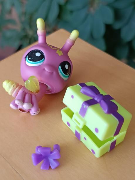 Lps brouček s kytičkami + balík + kytička,