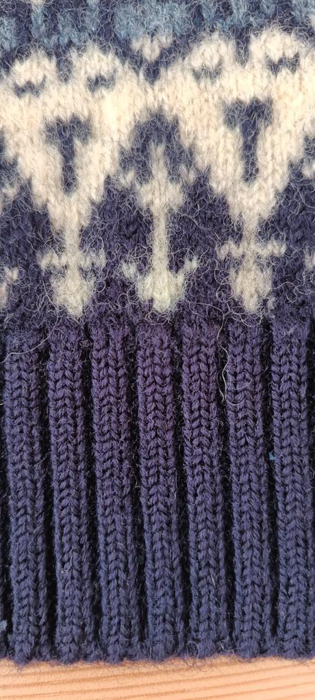 Vlněná dámská čepice, 56