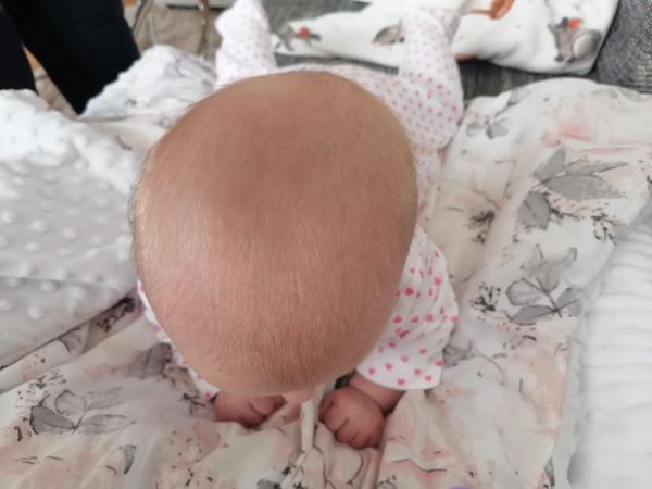 Slehnutá hlavička. Srovná se bez přilbičky?