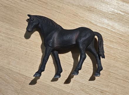 Figurka kůň černý schleich, 