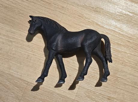 Figurka kůň černý schleich,