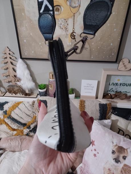 Dívčí kabelka s nápisem, 