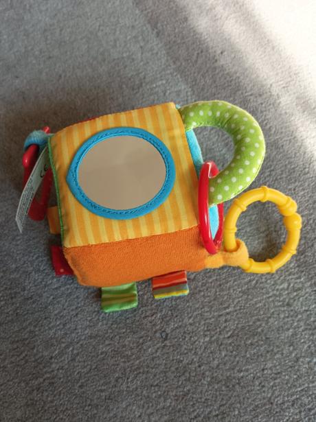 Látková kostka s rolničkou, 