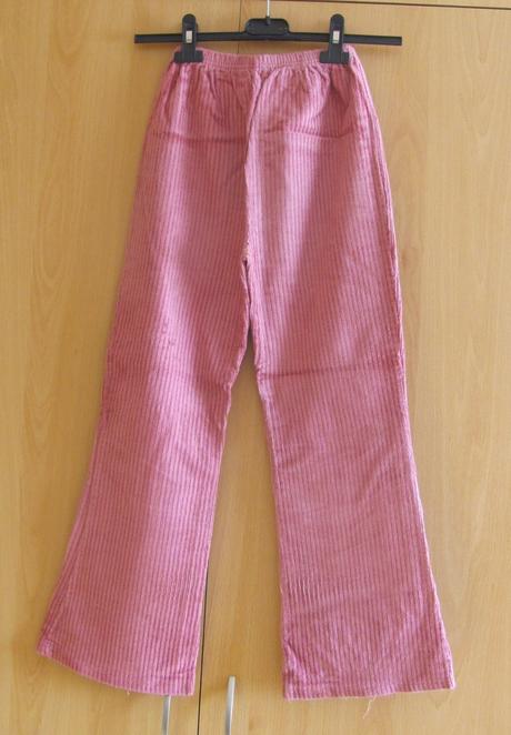 Fialové manšestrové kalhoty, 146