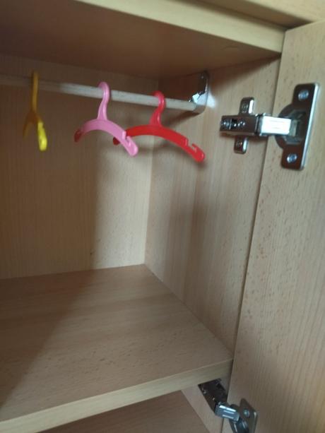 Skříňka na oblečení a doplňky pro panenky, 