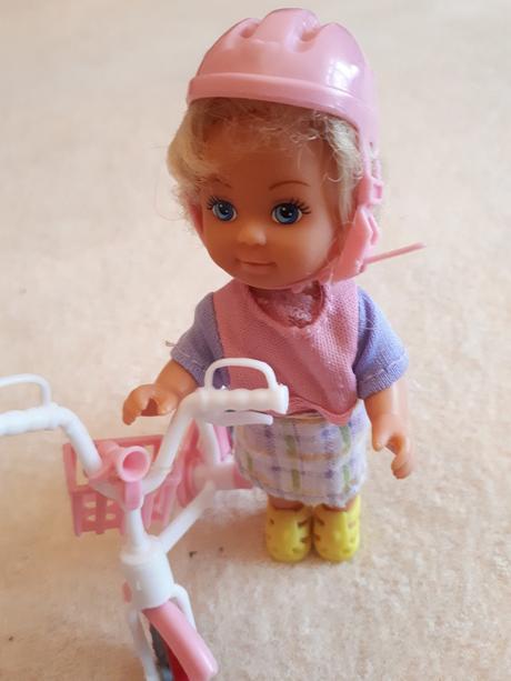 Malá panenka evička s jízdním kolem,