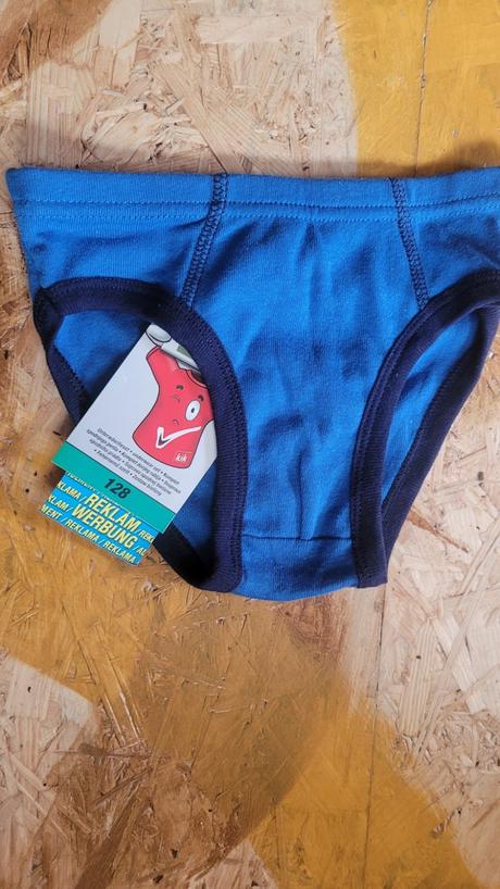 Plátěné kalhoty, 4 x triko a nové slipy, 104–116