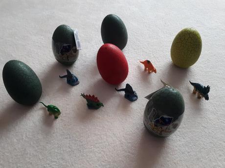 Dětská hračka - dinosauří vejce s dinosaury,