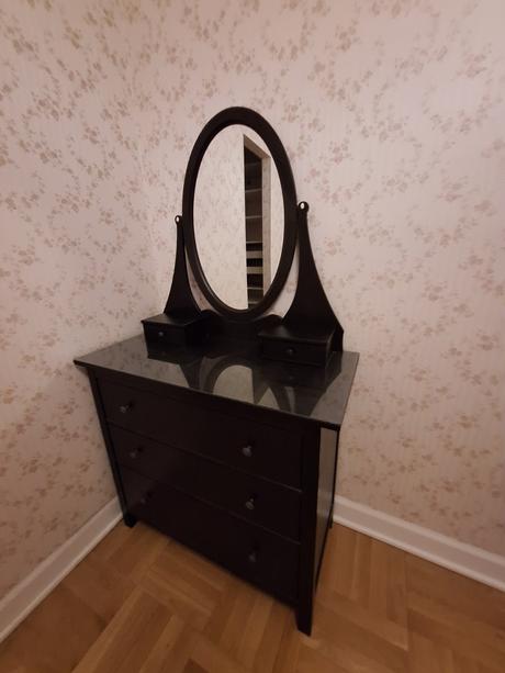 Ložnice ikea hemnes postel 160 cm, stolky a komoda, 