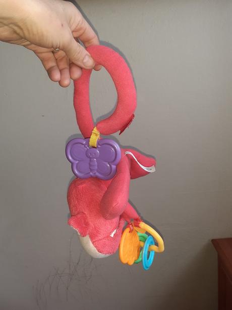 Plyšová opička na kočárek fischer price,