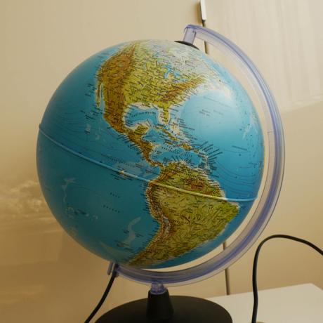 Globus svitici ve tme,