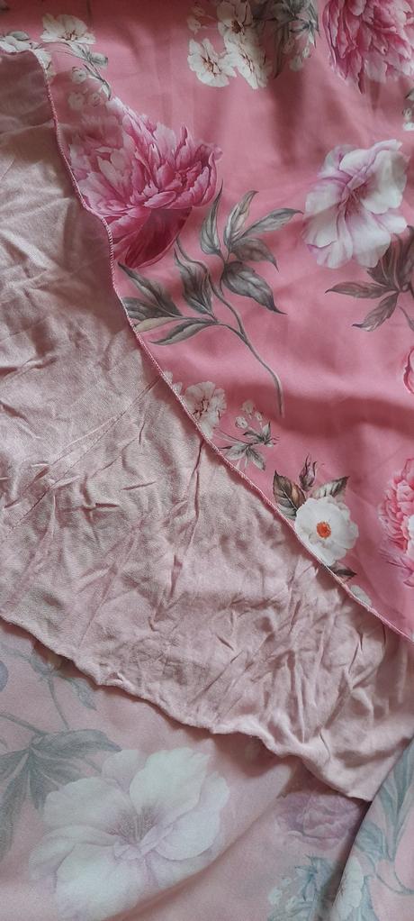 Květované dlouhé šaty, 