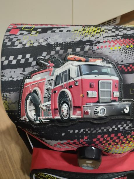 Školní aktovka stil hasičské auto,