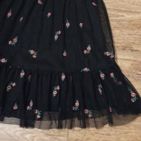 Lehké tylové šaty s vyšívanými květinkami, primark,116