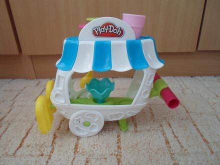 Play-doh pojízdný krámek na zmrzlinu,