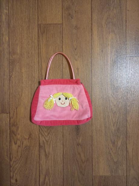 Růžová kabelka, 