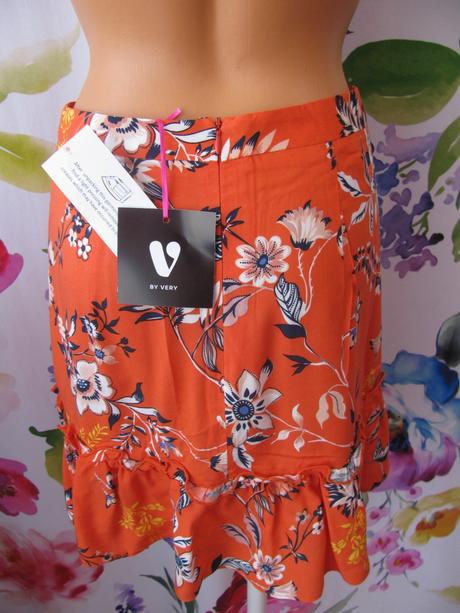 Oranžová letní mini sukně s květy a volánky, 36