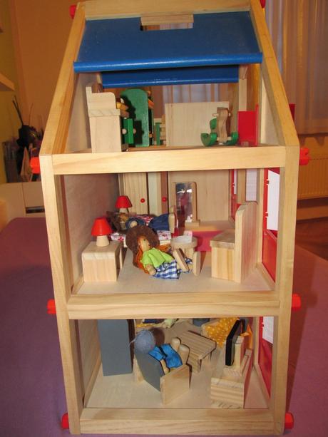 Dřevěný domeček pro panenky se zařízením playtive, 