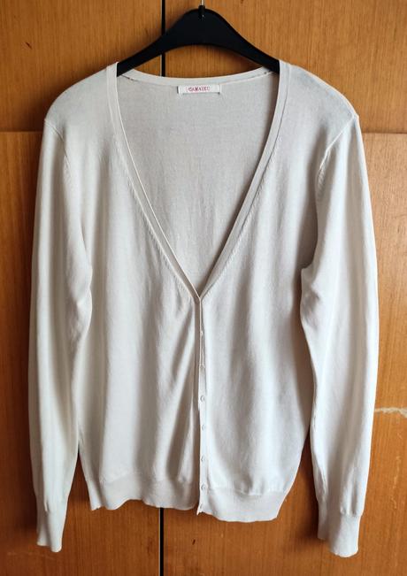 Béžový svetřík, l