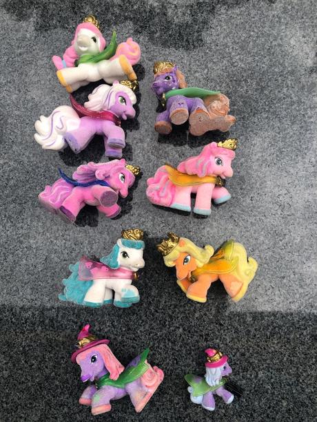 Konicci filly s plastem a 2 s kouzelným kloboukem, 