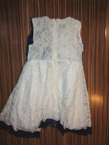 Pěkné modrobílé krajkové šaty se zlatem, 98