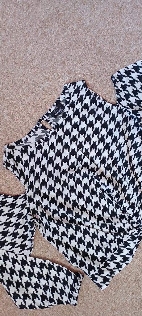 Crop top zn."page one young" vel."134-140", 134