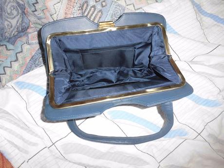 Modrá kabelka do ruky, 