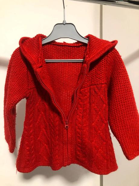 Červený svetr s kapucí, 86