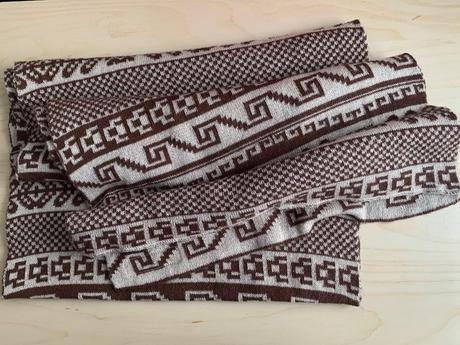 Hnědá šála kama 160x38 cm,