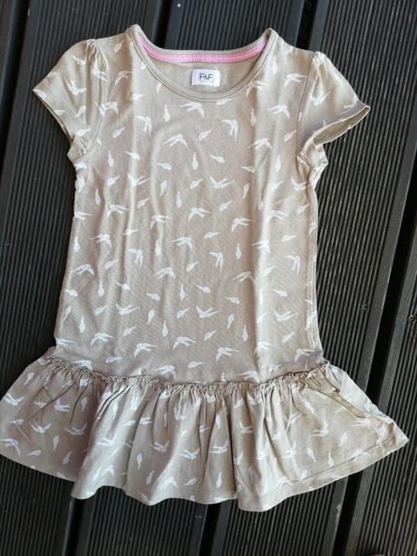 Šaty s vlaštovkama, f&f,98