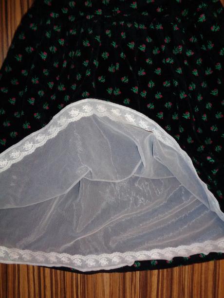 Černé sametová slavnostní šaty s růžičkami, adams,128