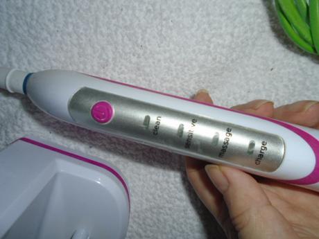 Elektrický kartáček na zuby s nástavci,