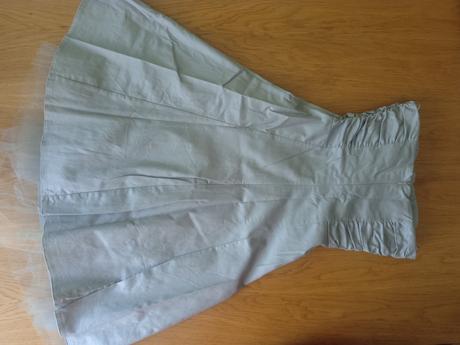 Šedé společenské šaty s tylem, s