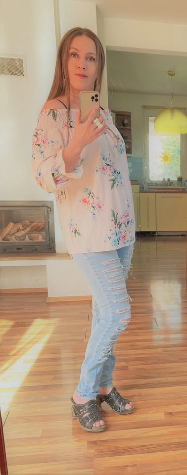 Světle růžová halenka na ramena s nabíraným rukáve, 