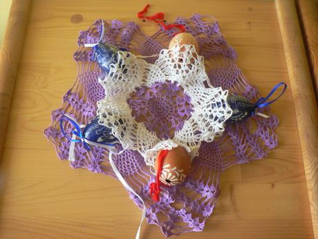 Fialová bílá ručně háčkovaná dečka velikonoční,