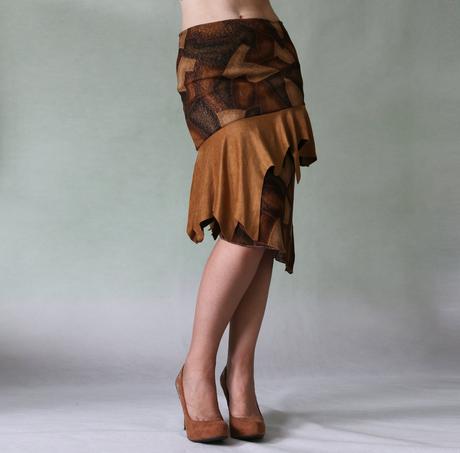 Cípatá asymetrická sukně imitující kůži vel.s, s