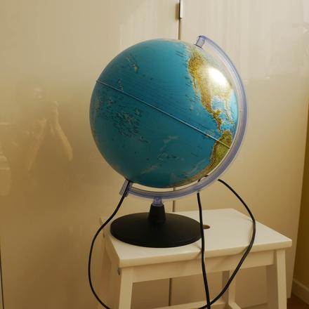 Globus svitici ve tme,