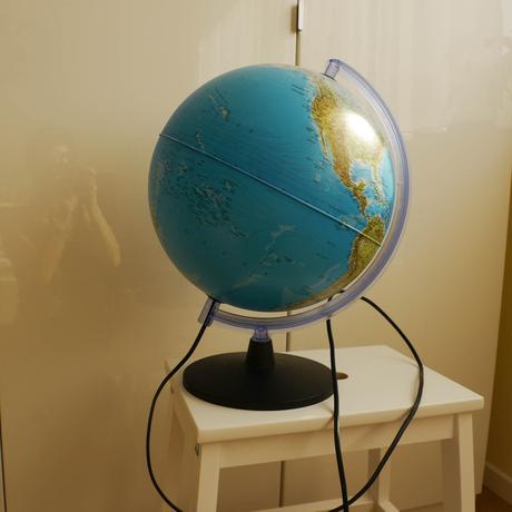 Globus svitici ve tme,