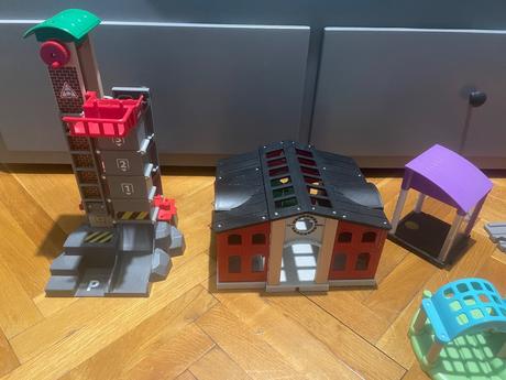 Brio doplňky, budovy, značky, koleje...,
