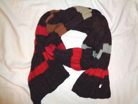 Krásná hnědočervená pruhovaná zimní šála,