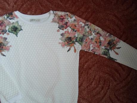 Bílá květovaná mikina mikinka, bershka,m