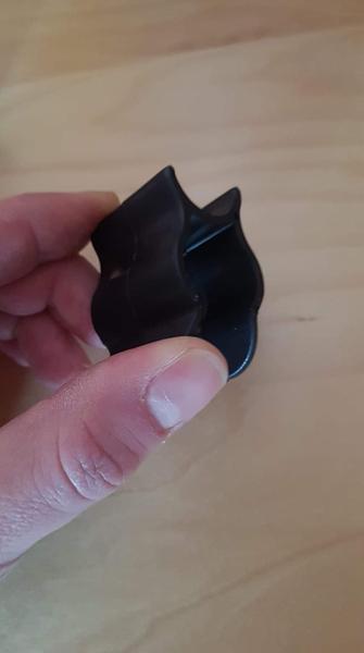 Patří toto k cestovní postýlce?