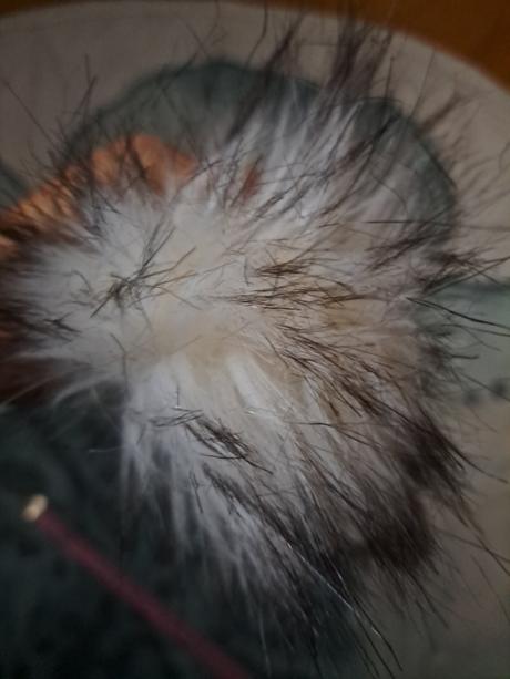 Čepice s bambulí a kamínky, 