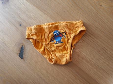 3 x slipy  reserved, reserved,122