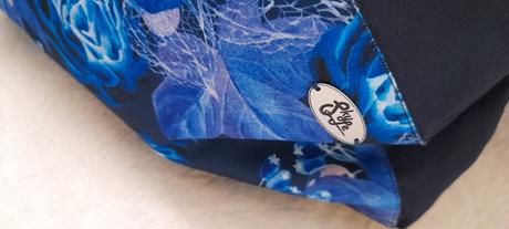 Městský prostorný batoh modré květy,