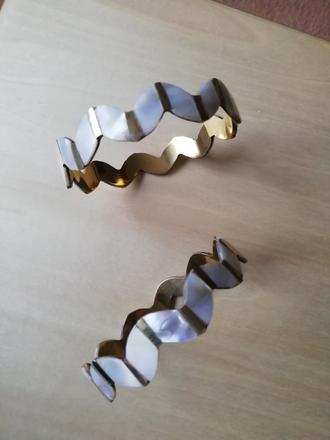 Mosazný náramek s perletí, 
